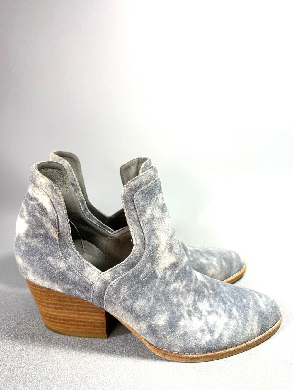 Anthropologie Silent D Winfred Grey & White Suede Ankle Booties